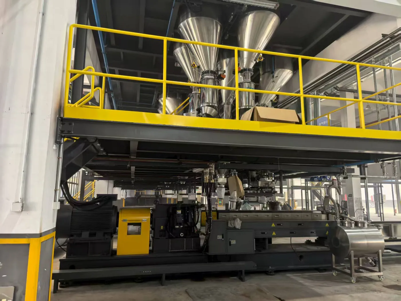 KUNWEI çift vidalı kompound hattı, besleme platformu ile